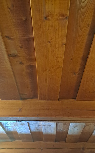 pohľadový drevený strop